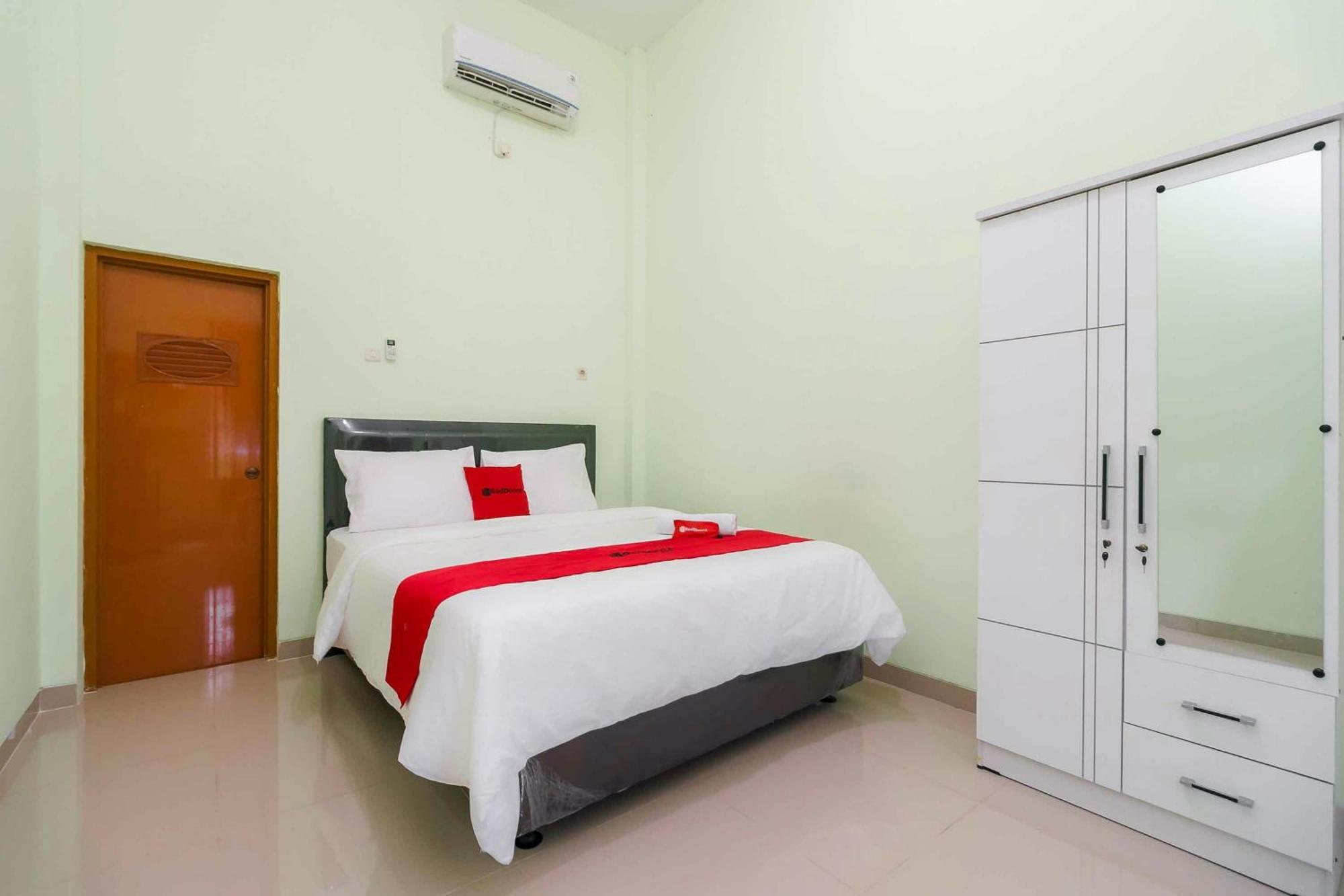 Отель Reddoorz Syariah Near Rsud Dr Hm Rabain Muara Enim Экстерьер фото